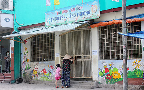 Xóa sổ trường, học sinh bị “đẩy” ra đường