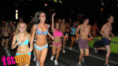 Hàng ngàn sinh viên mặc đồ lót thi... chạy