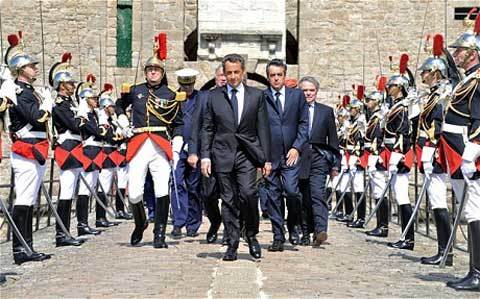 Bụng bầu của Carla khó cứu được Sarkozy