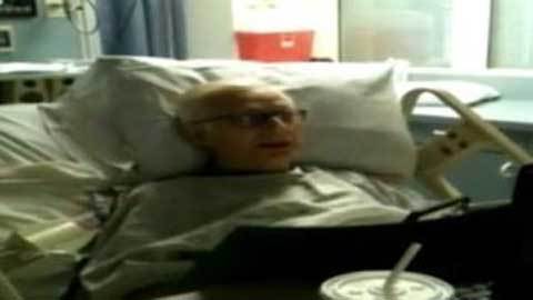 Giáo sư hấp hối giảng bài trên giường bệnh