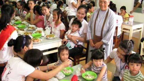 Giang tay đón tất cả trẻ đang đói, lạnh và vất vả