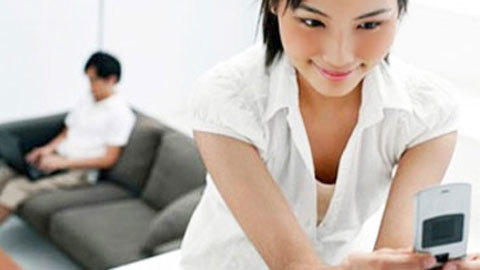 Tâm sự bằng tiếng Anh với trai lạ trước mặt chồng