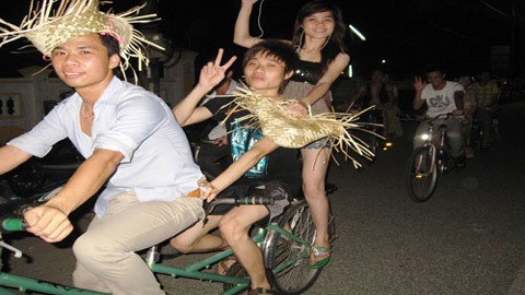 Lãng mạn cùng xe đạp đôi trên biển