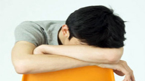 Ức chế vì yêu chàng 'núp váy mẹ'