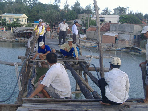 Gãy cầu gỗ, 12 người rơi xuống nước