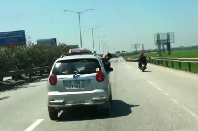 Hãi hùng pha 'làm xiếc' trên đường cao tốc