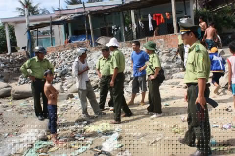 Đi săn mãnh thú cắn chết 20 con chó