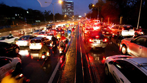 Hà Nội tắc, ngập sau cơn mưa đầu hạ