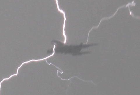 Clip máy bay đang bay bị sét đánh