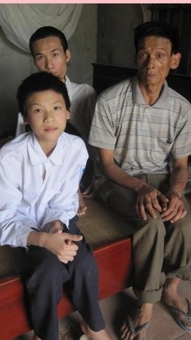 Người cha 20 năm dắt con đi 'tìm chữ'