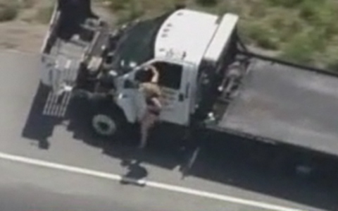 Clip cảnh sát đuổi bắt 1 phụ nữ cướp xe đầu kéo