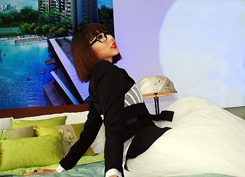 Ngọc Quyên thả dáng trên... giường