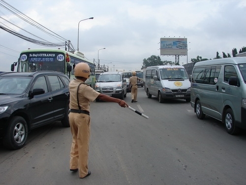 Giao thông tê liệt vì sự chậm trễ của CSGT