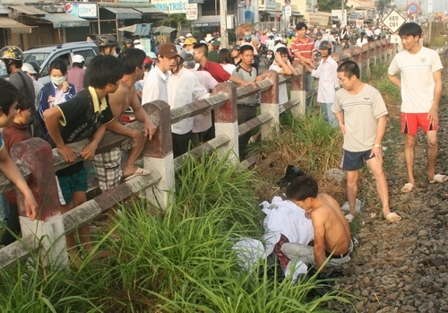Vượt rào chắn tàu, một phụ nữ chết thảm