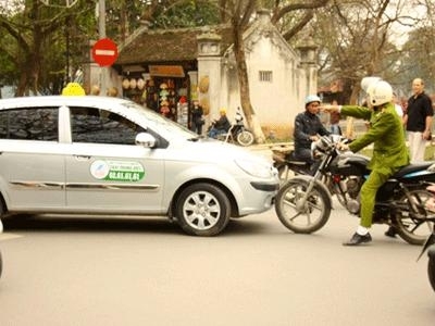 Thanh tra giao thông hóa trang 'bắt' taxi dù