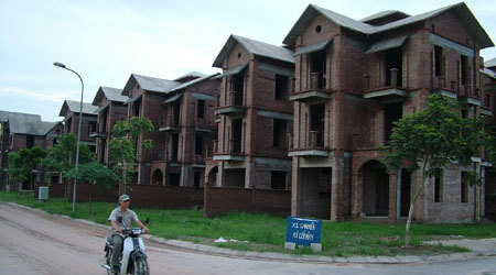 La liệt biệt thự bỏ hoang do đầu cơ