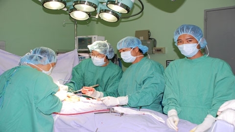 Cứu sống bệnh nhân có khối u mầm bào khổng lồ