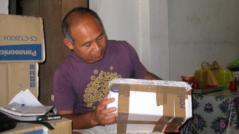 Con gửi Iphone, bố nhận được... máy cạo râu