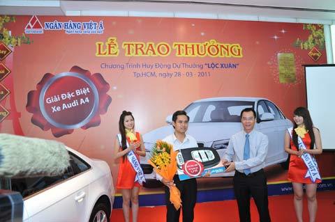Gửi tiền tại Việt Á, nhận 100 chỉ vàng