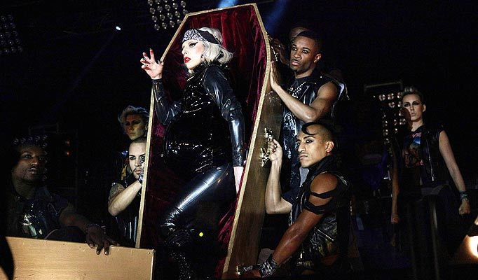 Lady Gaga vác quan tài lên sân khấu
