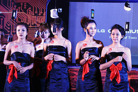 Ngắm điện thoại hai nhân trong tay người đẹp