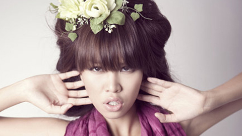 Hà Anh phản pháo về chuyện hay khoe