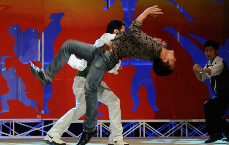 Lý Hùng tung chưởng “qua mặt” Johnny Trí Nguyễn