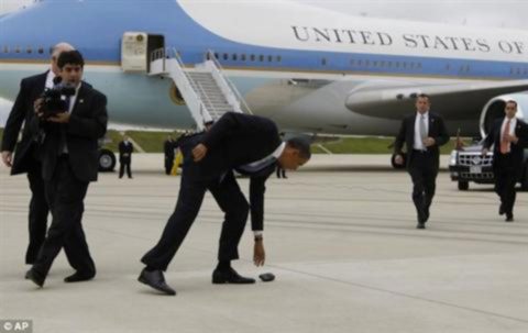 Obama rơi điện thoại BlackBerry