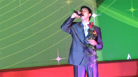 Clip nam sinh viên Lào cháy hết mình với ca khúc hát về Bác