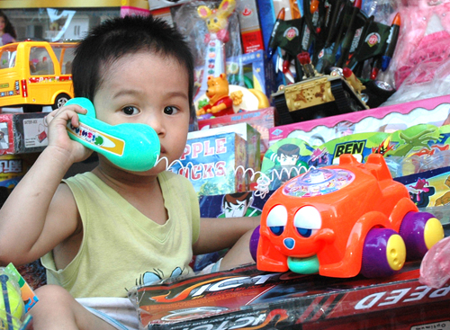 Trợ giá để trẻ nghèo cũng có đồ chơi