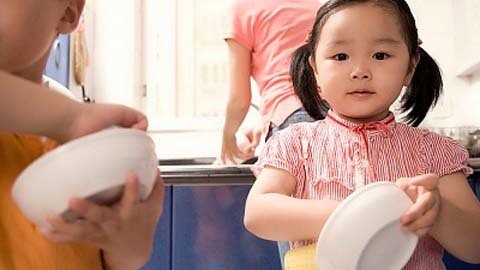 Kỳ công rèn con tự lập như Tây