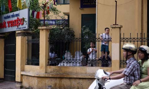 Thiếu chỗ học, áp lực đổ vào trường điểm?