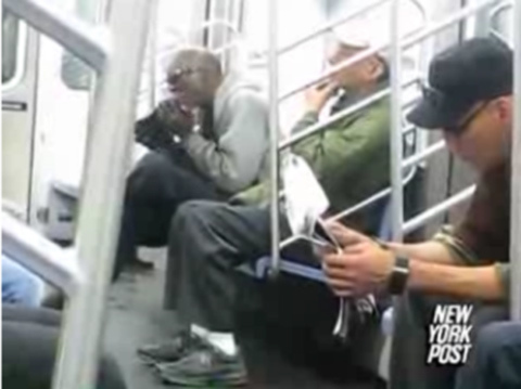 Người đàn ông đánh giầy bằng lưỡi