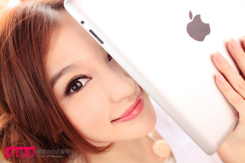 Người đẹp nõn nà bên iPad