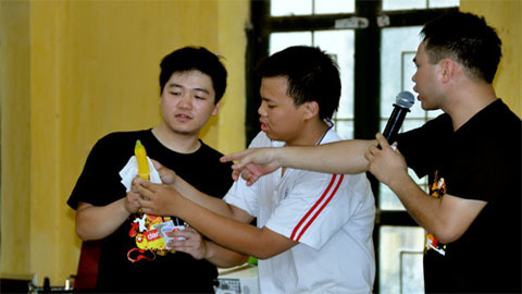 Nam sinh lúng túng học cách dùng bao cao su