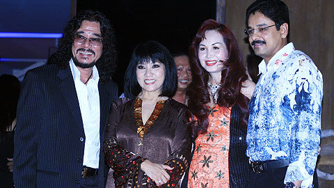 Cẩm Vân - Khắc Triệu thành ông bà chủ sân khấu ca nhạc