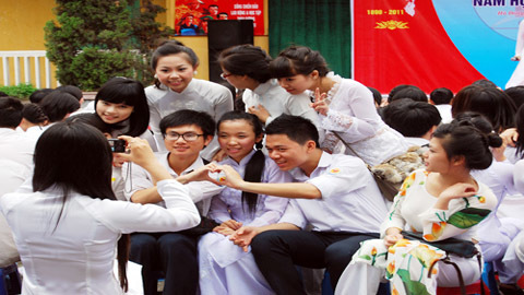 Học trò 12 chia tay trong mưa và nước mắt