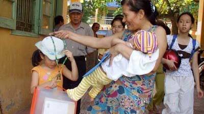 Nóng mắt mẹ Việt thỗn thện ở cổng trường