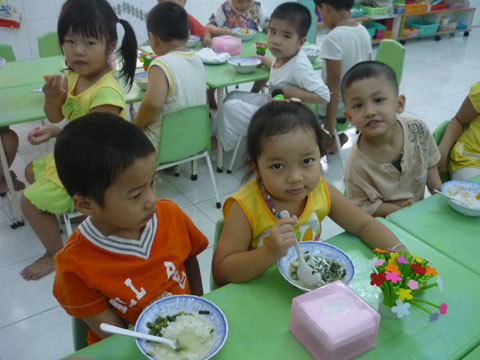 Bão giá, trẻ mầm non chỉ được ăn cá thu 1 lần/tuần