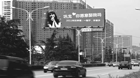 Dựng biển quảng cáo cầu hôn bạn trai