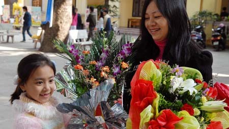 Đừng tặng quà cô rồi ấm ức!