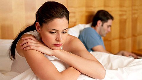 Vợ đi công tác, chồng đưa bồ về sống chung