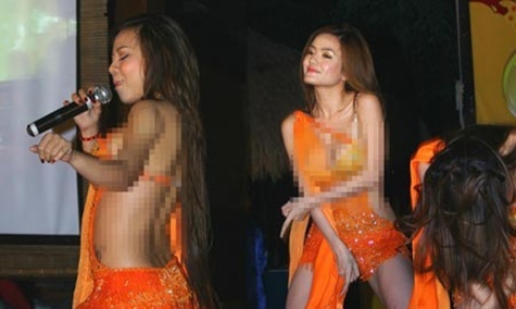 Những màn múa sexy, kích dục ở... hội chợ