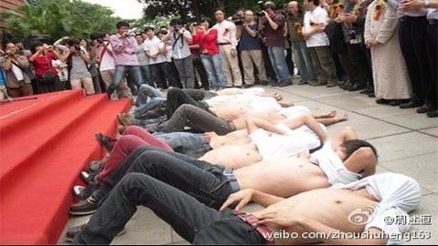 Vén áo phản đối lãnh đạo phát biểu quá lâu