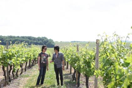 Nghệ sĩ Việt du hè tại Pháp