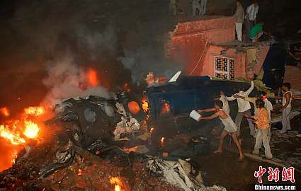 Ấn Độ: Máy bay rơi trúng nhà dân