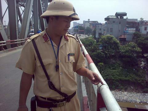 CSGT kể chuyện giải cứu thiếu nữ tự tử
