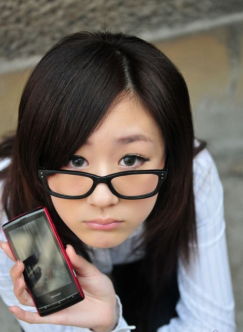 Vẻ đẹp xì-tin hút hồn của 'hot girl' bên điện thoại Sharp