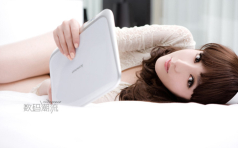 Chân dài miên man 'sexy' bên máy tính bảng