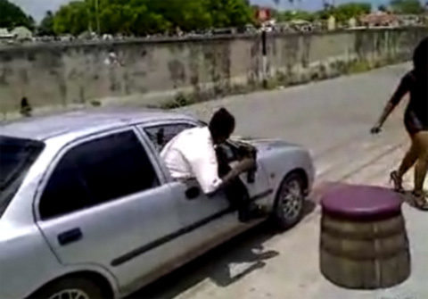 Người đàn ông vào xe không cần mở cửa